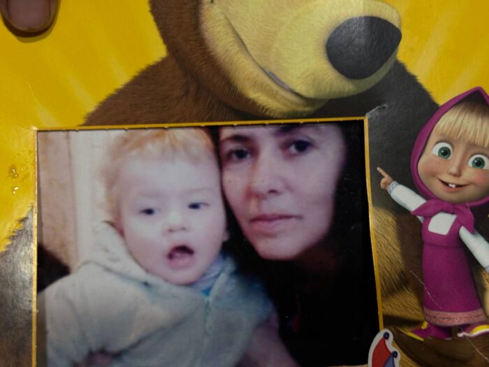 Алла Безрученко: “Медсестра Світлана Миколаївна з Понорниці питала: “Ти живий?” і попросила його придавити руку. Він зміг це зробити, і ми були дуже щасливі, що Артем живий”