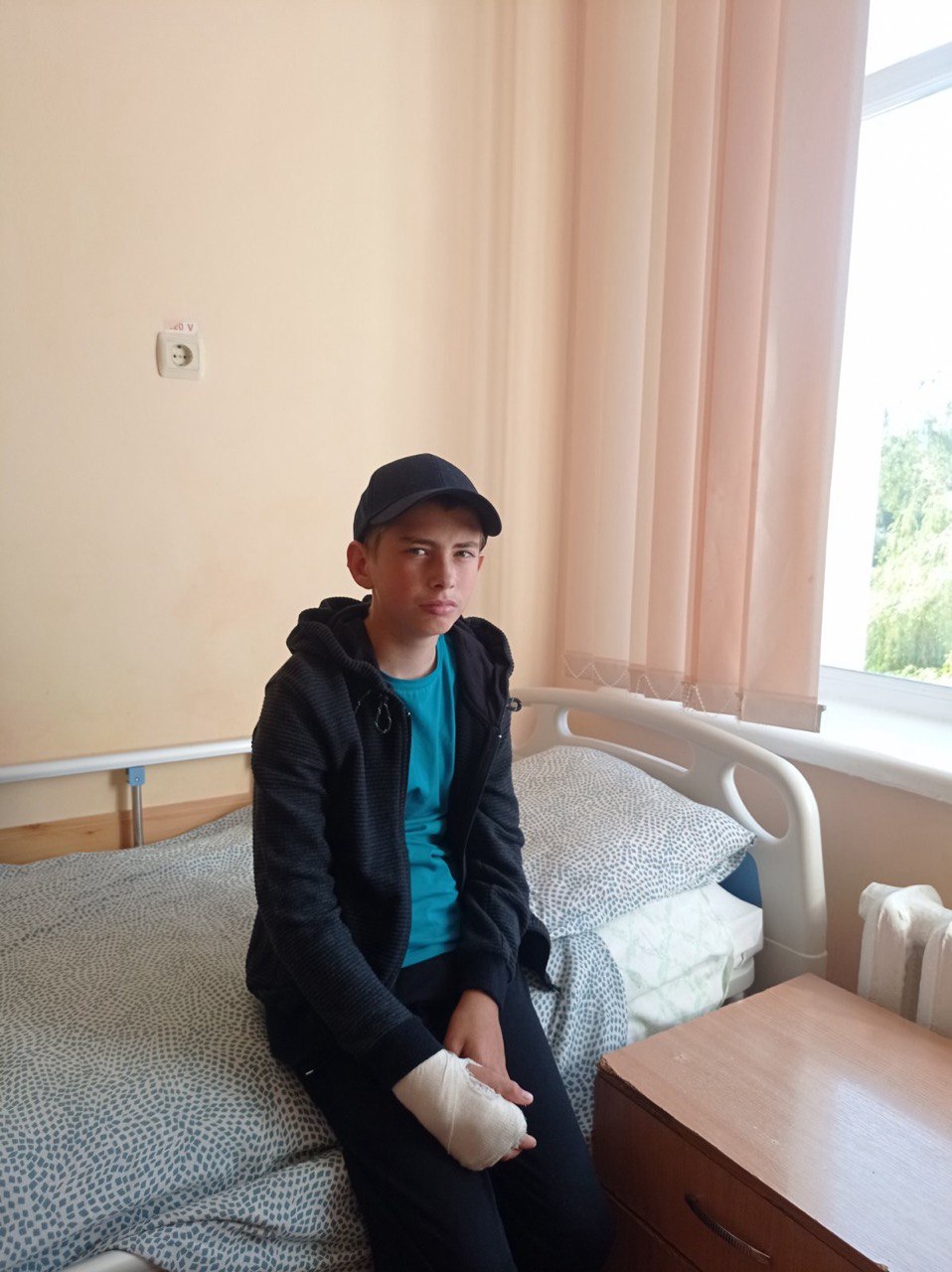 Алла Безрученко: “Медсестра Світлана Миколаївна з Понорниці питала: “Ти живий?” і попросила його придавити руку. Він зміг це зробити, і ми були дуже щасливі, що Артем живий”