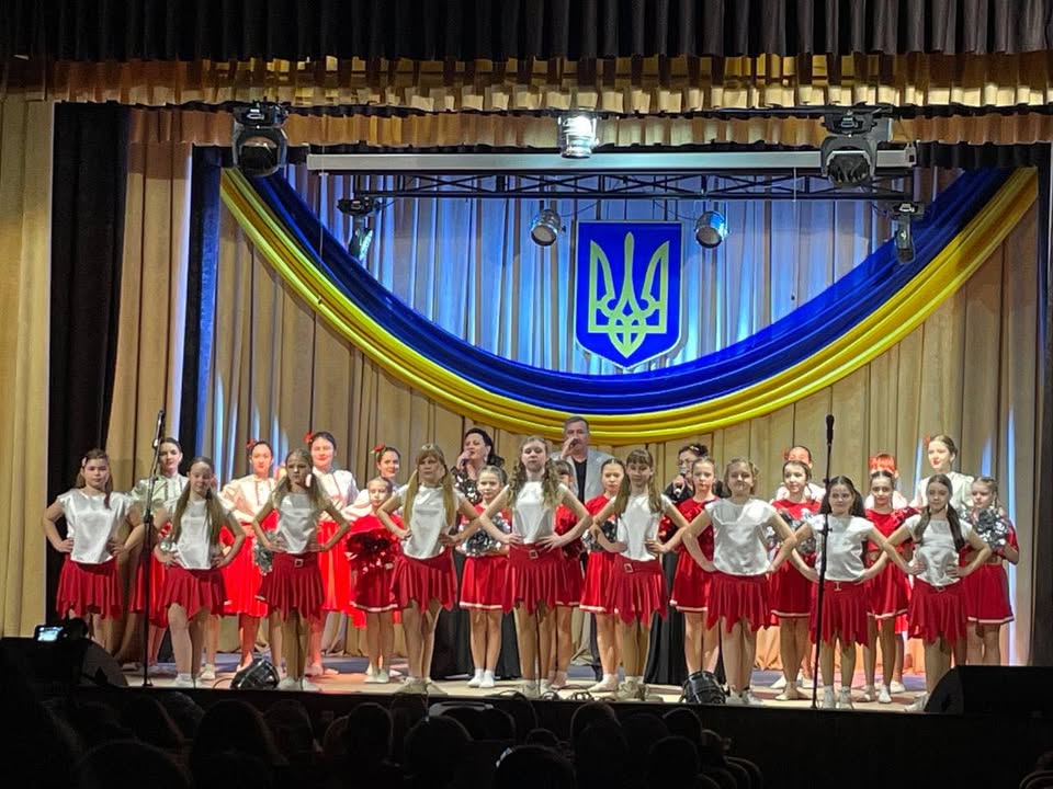 ФОТОФАКТ. В Коропському будинку культури відбувся благодійний концерт, який зібрав повну залу глядачів. Місцеві артисти дарували свої таланти, а публіка віддячувала бурхливими оплесками