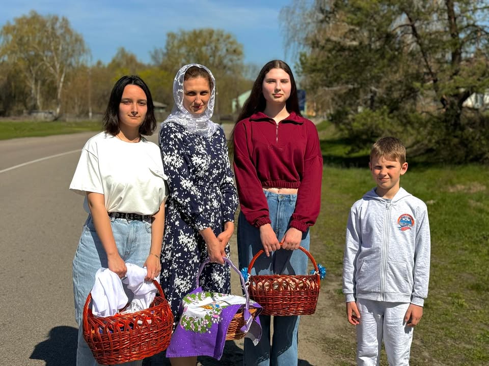 Дух Великодня в дорозі: родини Грицай і Шульга у Вільному поспішають зі святковими кошиками, де вже чекає отець Роман з Мени, щоб освятити паски🌿🍃