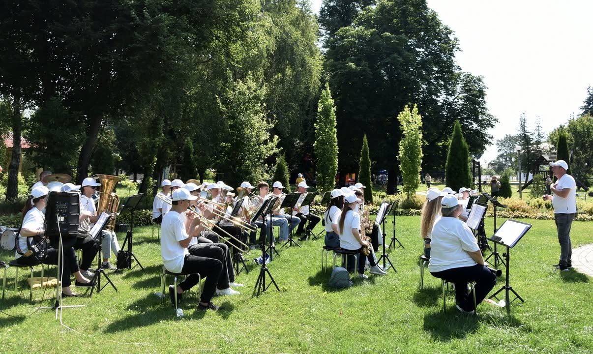 Коропські музиканти виступили з благодійним концертом у Сосниці, зібравши понад 5 тисяч гривень для ЗСУ