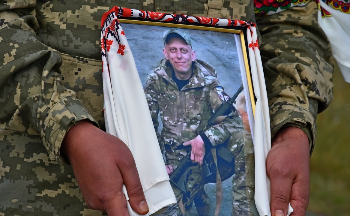 В Оболонні поховали захисника України Олександра Безуса
