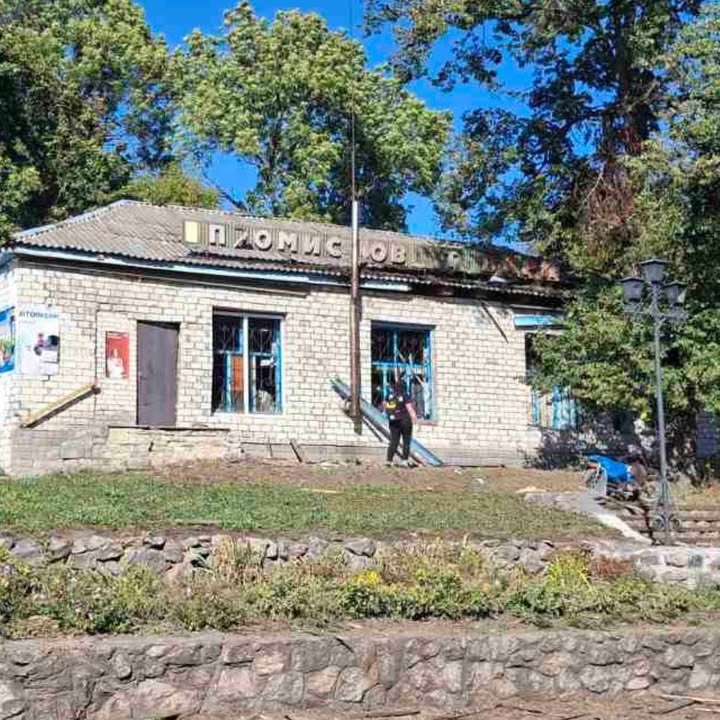 Новгород-Сіверський район зазнав ворожих атак: пошкоджені магазини та житловий будинок