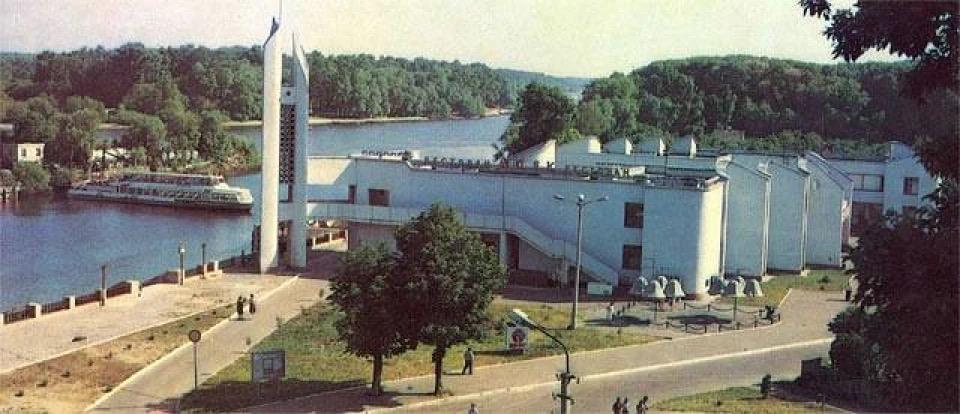 ІСТОРИЧНІ ЗАМАЛЬОВКИ. ДЕСНА: вантажна, пасажирська і…тиха